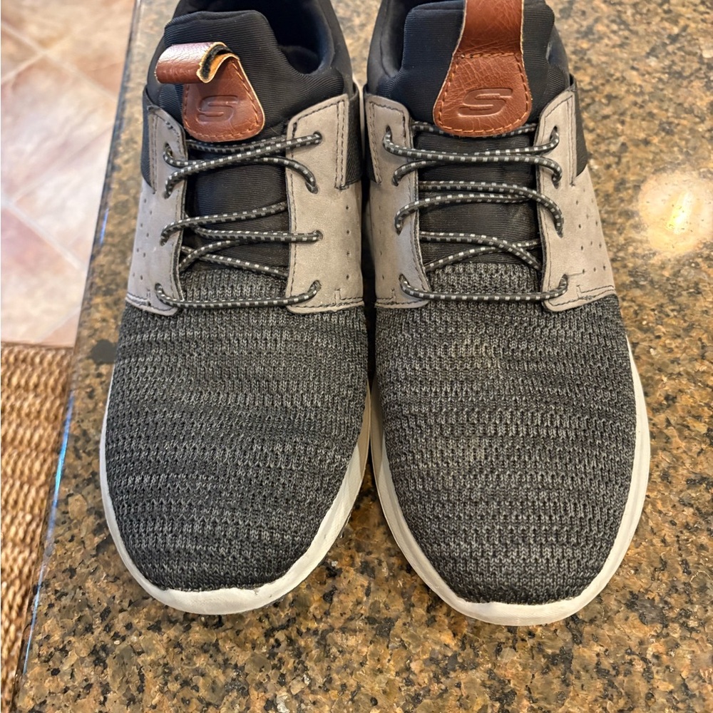 Skechers Men's Gray and Black Casual Shoes size 9